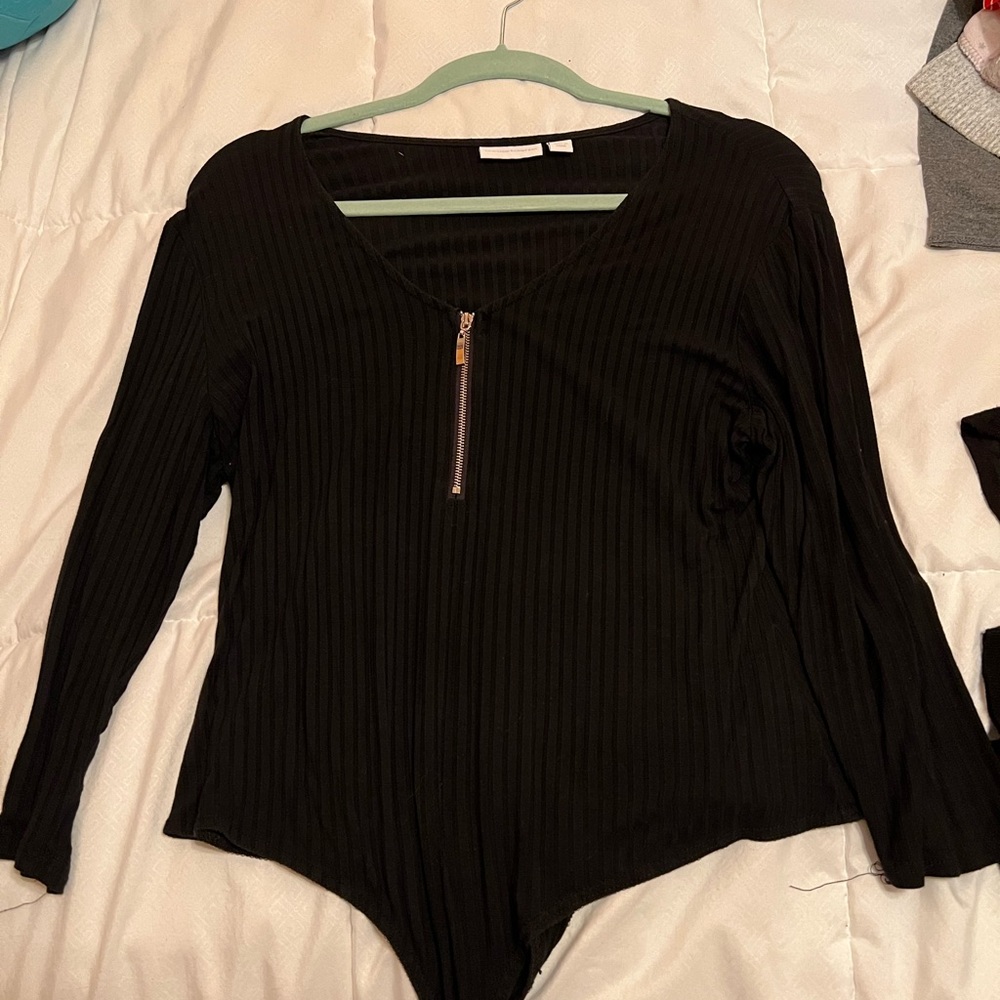 NWOT ribbed long sleeve body suit . Gold zipper .